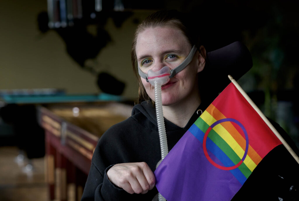 Ingrid Thunem poserer med flagget.