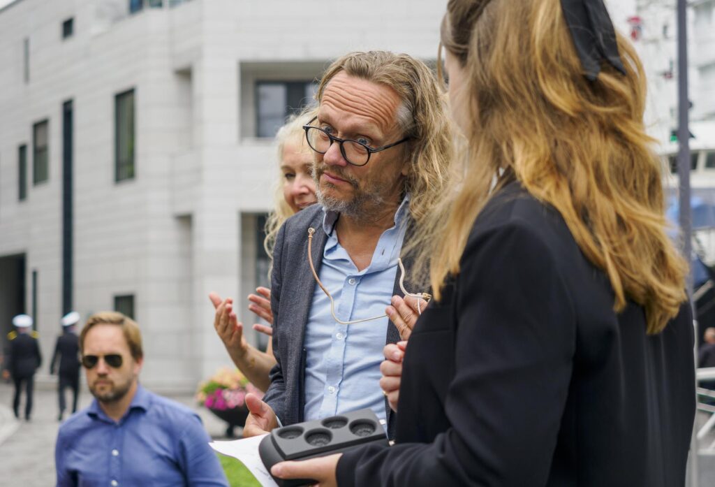 Terje Olsen snakker til forsamlingen.