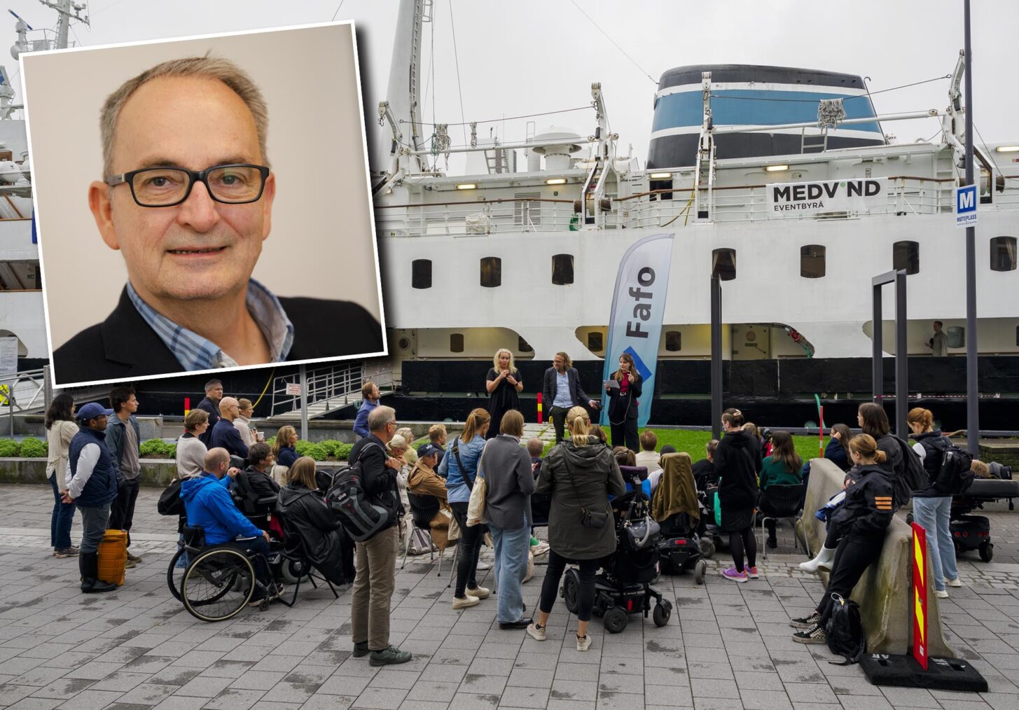 Oversiktsbilde av møtet på fortauet utenfor båten. Lars Ødegårds portrett er innfelt.
