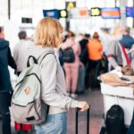 MINDRE STRESS: Med et synlig bevis på usynlige funksjonsnedsettelser kan det bli enklere og mindre stressende å reise, tror Avinor. (Illustrasjonsfoto: Shutterstock, NTB)