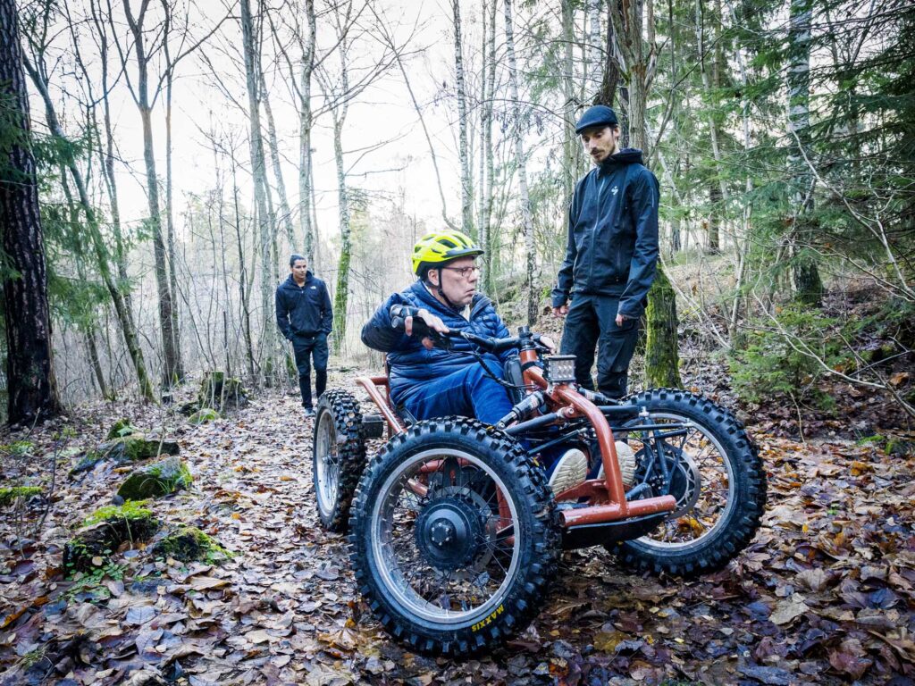 Terje Skogli kjører i skogen. De andre ser på ham.