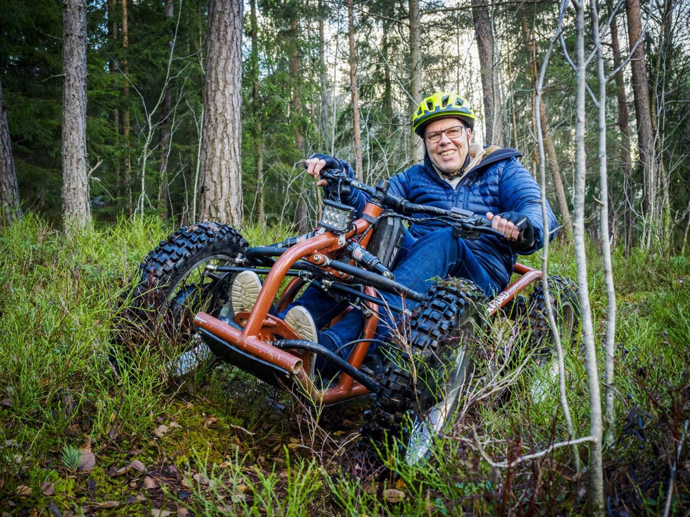 Terje Skogli smilende på Exoquad i skogsterreng.