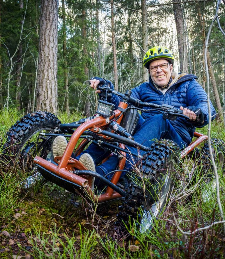 Terje Skogli smilende på Exoquad i skogsterreng.
