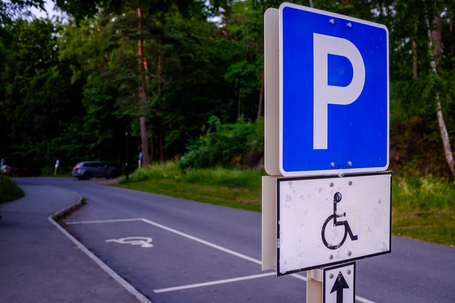 Bilde av en parkeringsplass merket med HC-skilt.