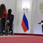 VIL DELTA: Russlands president Vladimir Putin tok imot og gratulerte russiske medaljevinnere etter forrige Paralympics i Tokyo. Heller ikke da kunne utøverne stille under eget flagg, men i Kreml var nasjonalsymbolene på plass. (Foto: Dmitry Azarov, Kommersant, Sipa USA, NTB)