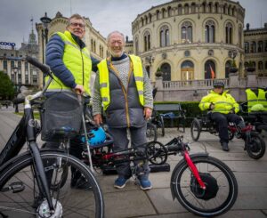 De to sammen med sykler foran Stortinget.