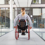 UTENFOR: Funksjonshemmede kvinner har de aller største problemene med å komme inn i faste, sikre, godt betalte jobber. (Illustrasjonsfoto: Shutterstock)