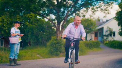 Bilde fra en scene i filmen der Ola sykler.