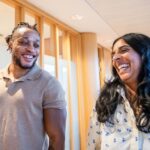 Det var god stemning da Salum Kashafali og Lubna Jaffery møtes til lunsj på statsrådens kontor. (Foto: Emilie Holtet, NTB)