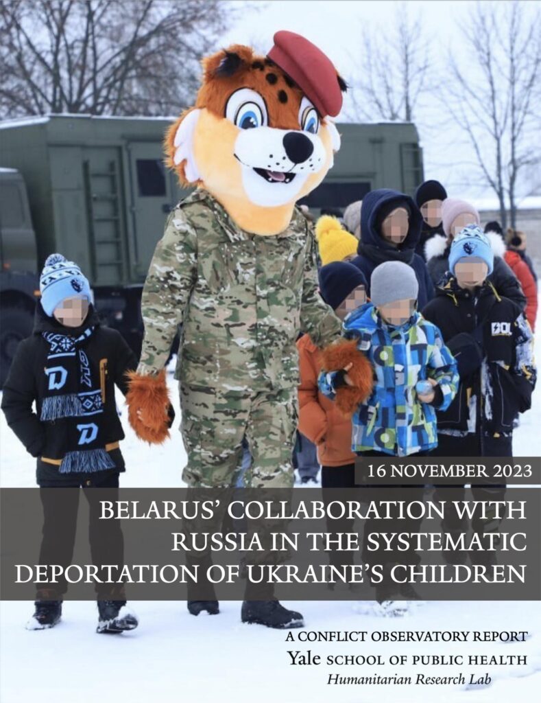 Forsiden av rapporten som viser en voksen i militæruniform og dyremaske som leier en gruppe barn.