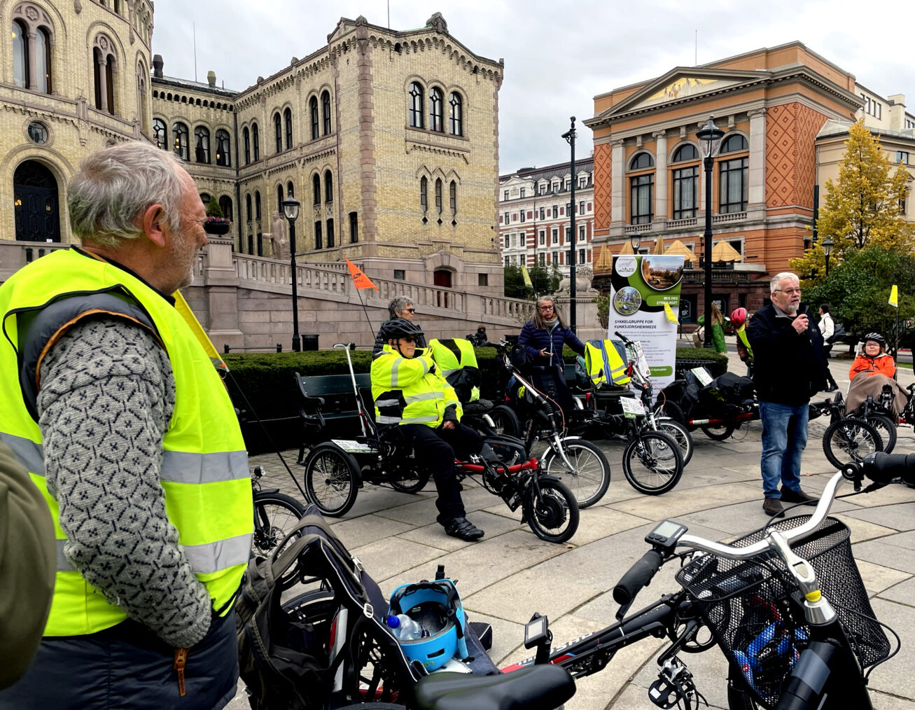 Funksjonshemmede med treningssykler aksjonerer foran Stortinget