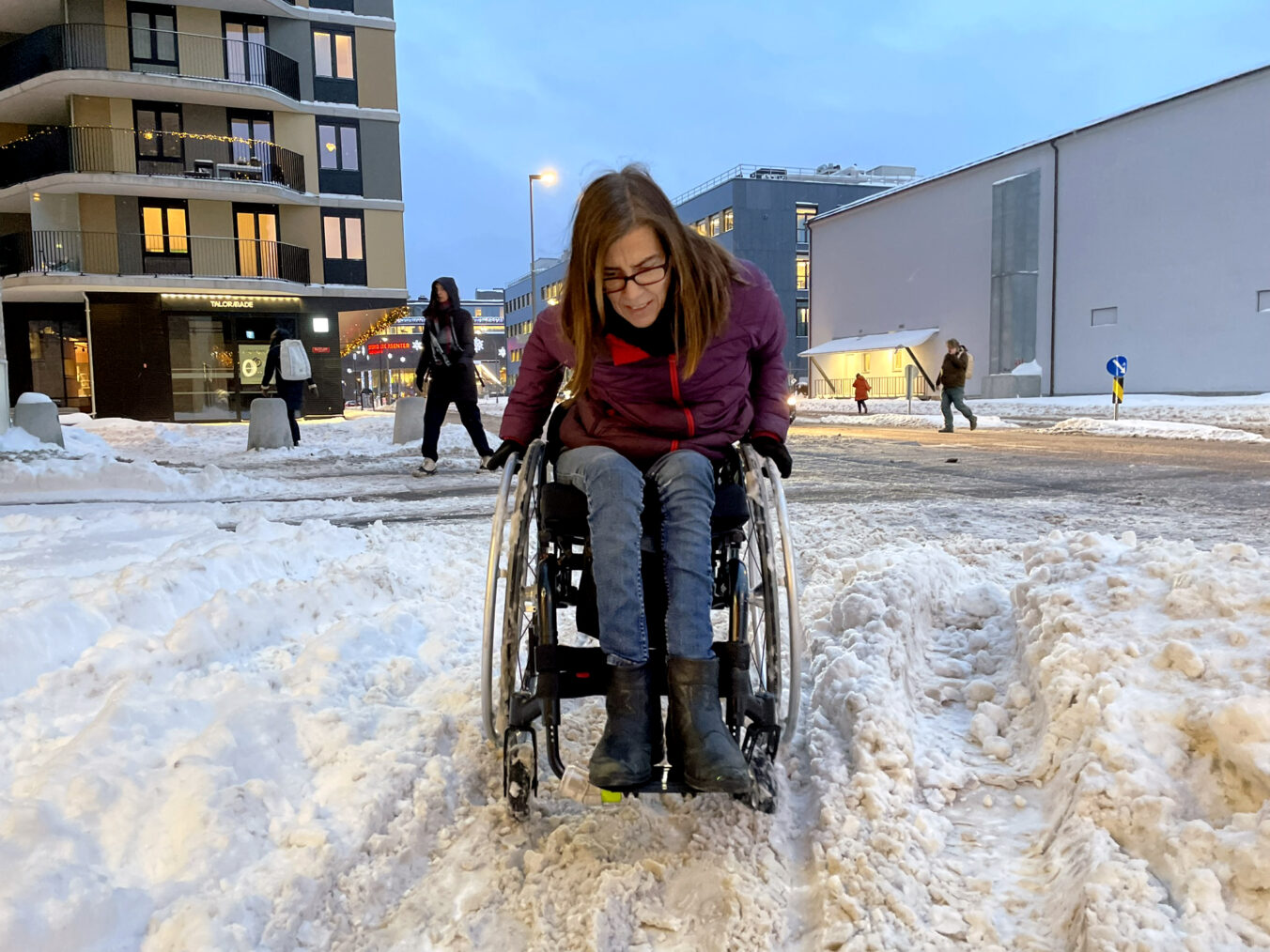 Ingrid Njerve i rullestol på snødekket fortau