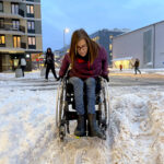 TUNG NYSNØ: Der hvor det er dårlig brøytet eller det ligger brøytekanter, kommer ikke Ingrid Njerve seg frem i manuell rullestol på egen hånd.