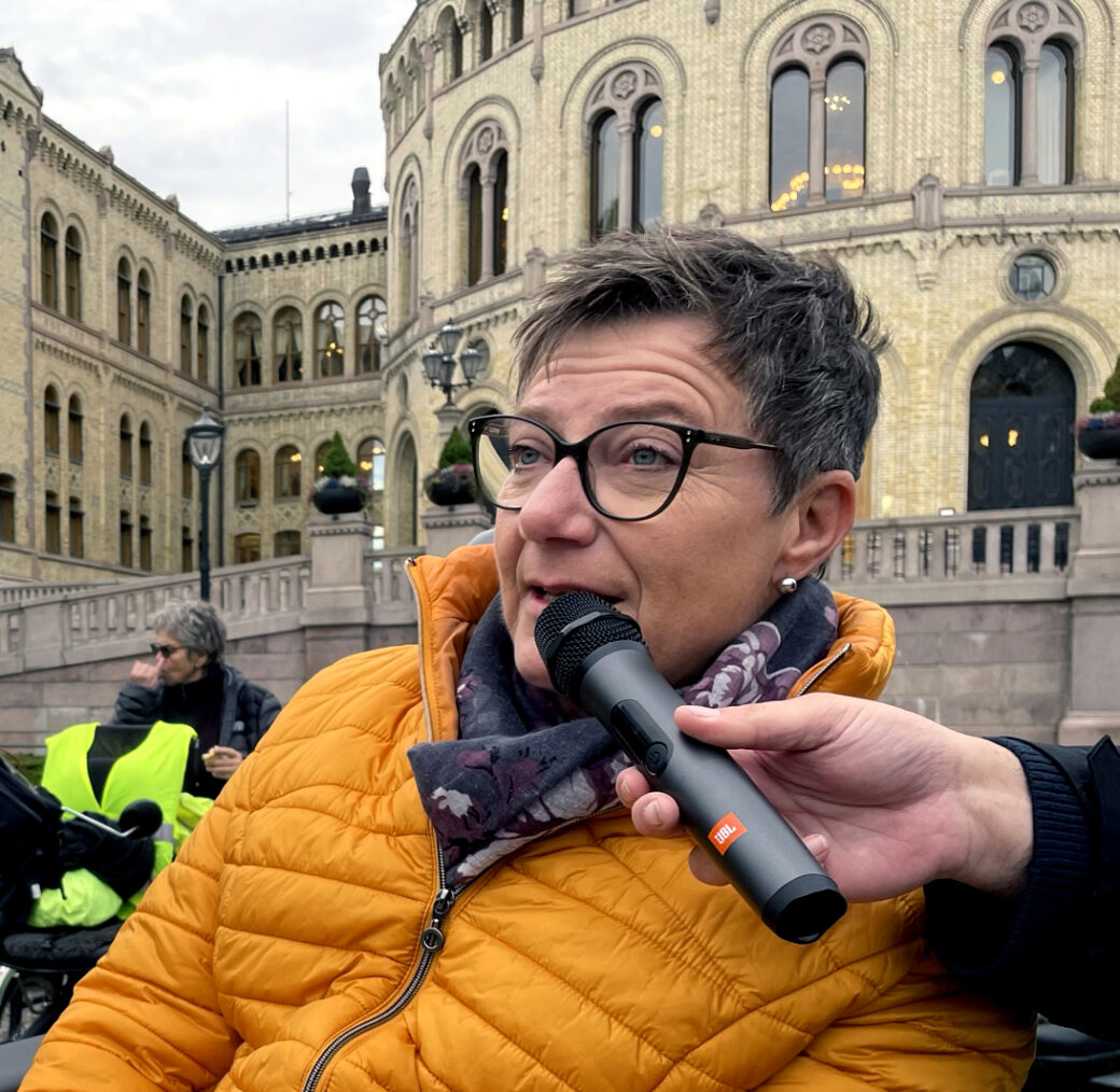 Tove Linnea Brandvik snakker i mikrofon foran Stortinget