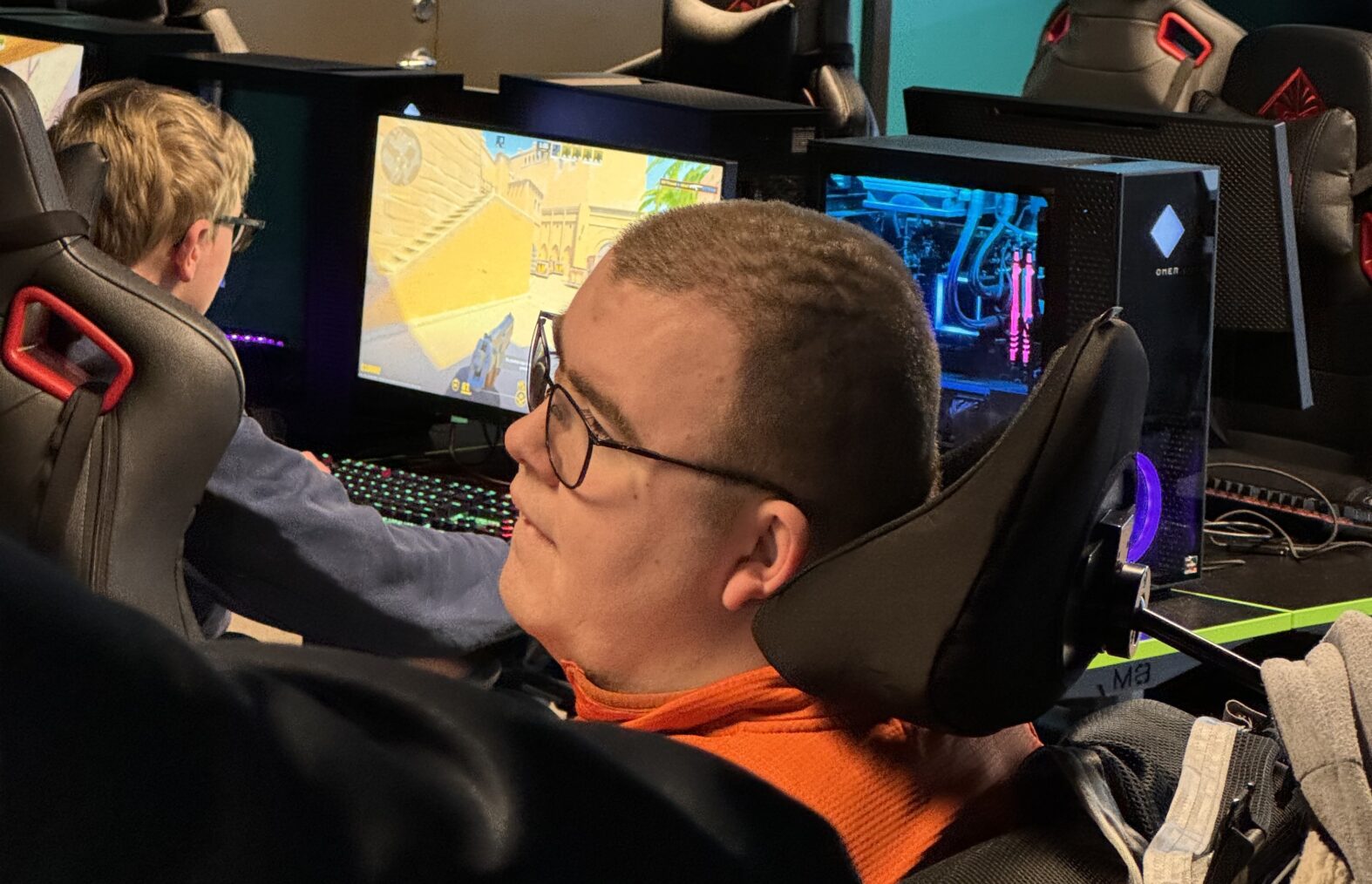 Ung mann i rullestol ved spillskjerm