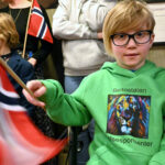 Daniel Bjelland og de andre barna som er på Beitostølen Helsesportsenter denne uka, fikk utdelt flagg for å hilse kronprins Haakon velkommen.