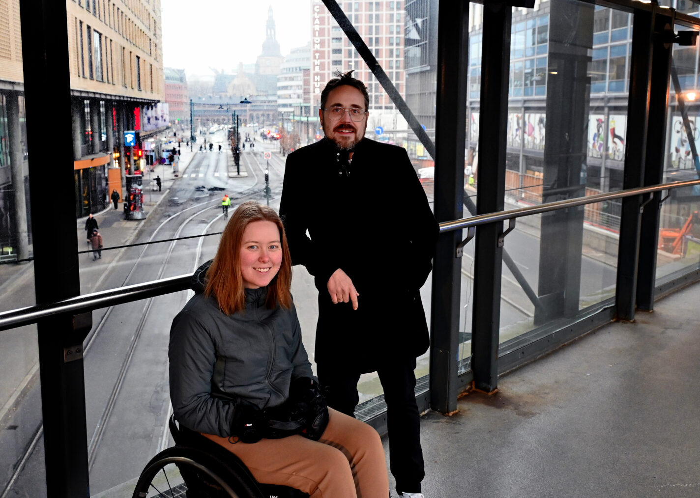 Ingvild Grimstad og Ola Harald Svenning på gangbru mellom Oslo City og Oslo S