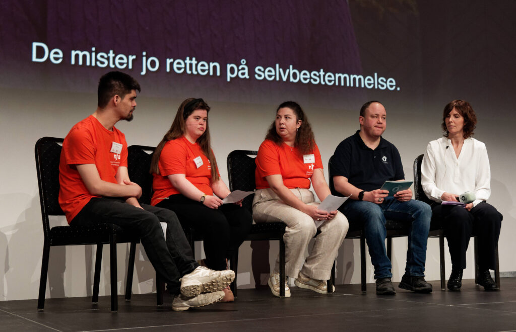 John Cesar Svineng Johnsen (fra venstre), Mia Johansen og Siri Behrens Måsøval, Erling Due Bergseth og Camilla Kvalheim utgjør samtalepanel på en scene.