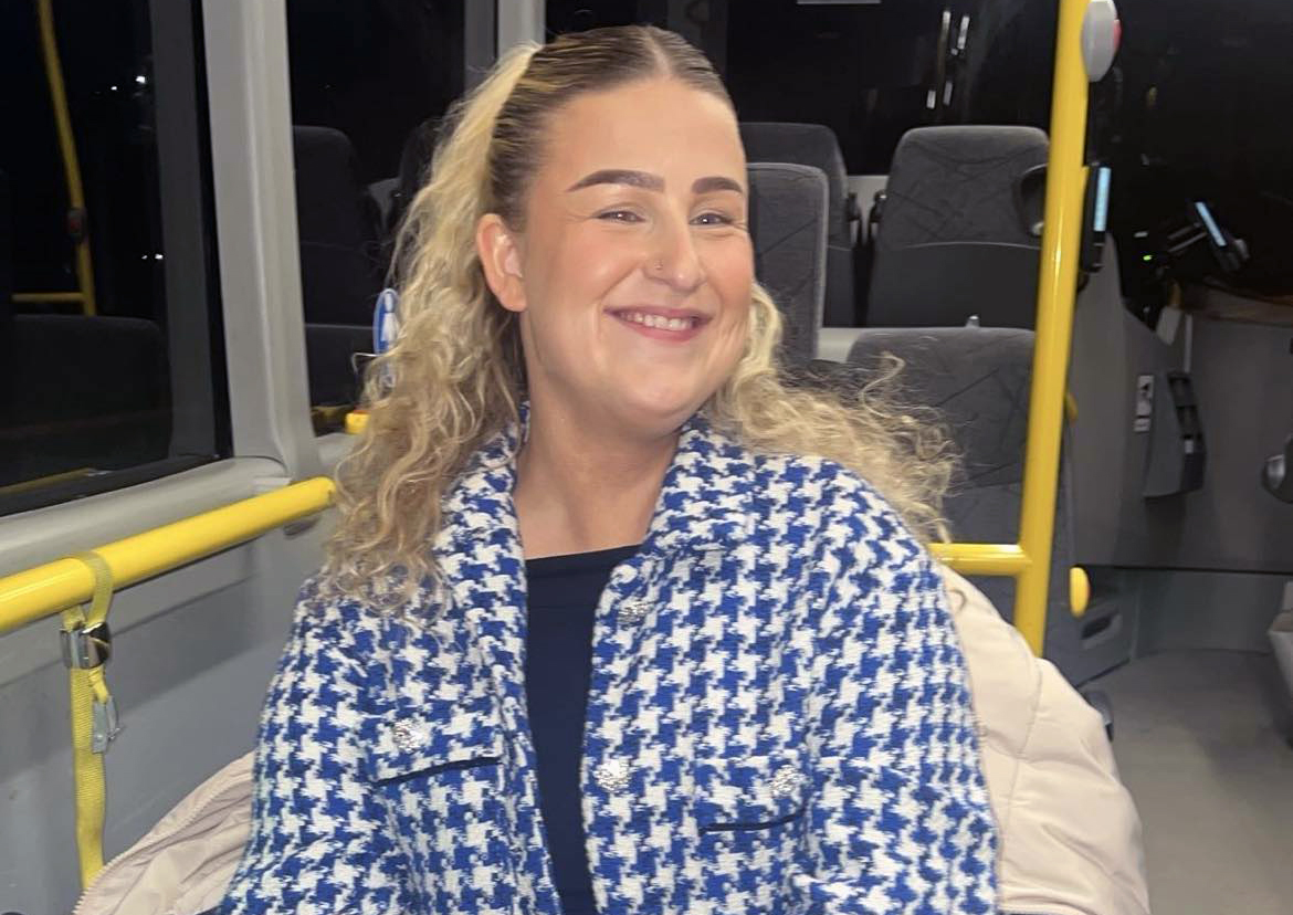 Amalie Rakkestad på bussen