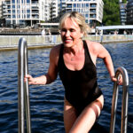 HOPPET UTI: Ordfører Anne Lindboe berømmer Oslo Badstuforening for å ha laget en tilgjengelig badstue.