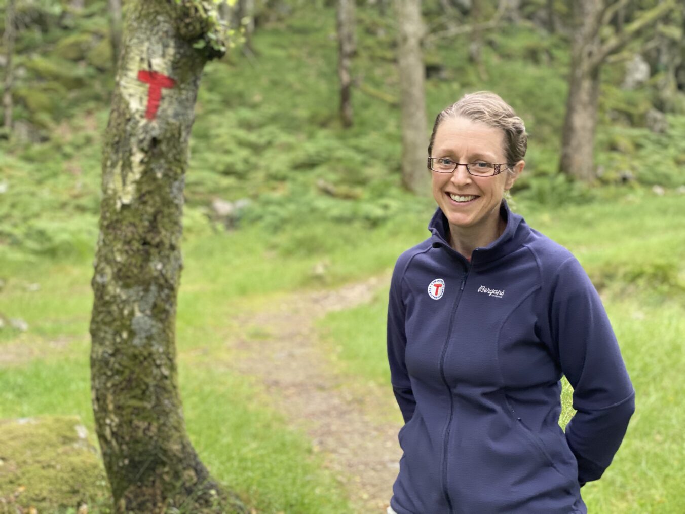 Helen Adamson ved tre med Turistforeningens røde T