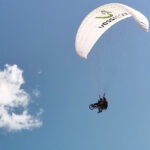 LUFTIG SVEV: På Ekstremsportveko hever ingen øyenbrynene om de ser en rullestolbruker i paraglider, sier politisk rådgiver Camilla Huggins Aase.
(Foto: Karen Mikkelsen)