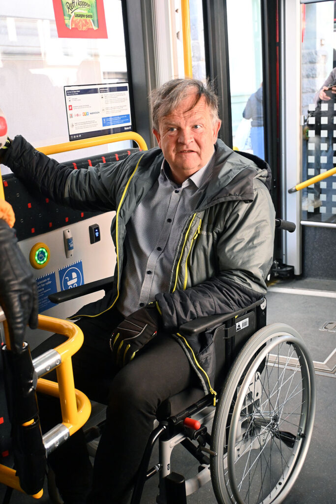 Mann i rullestol på bussen