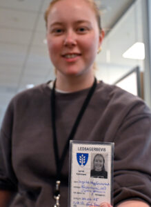 Ingvild Grimstad viser ledsagerbevis