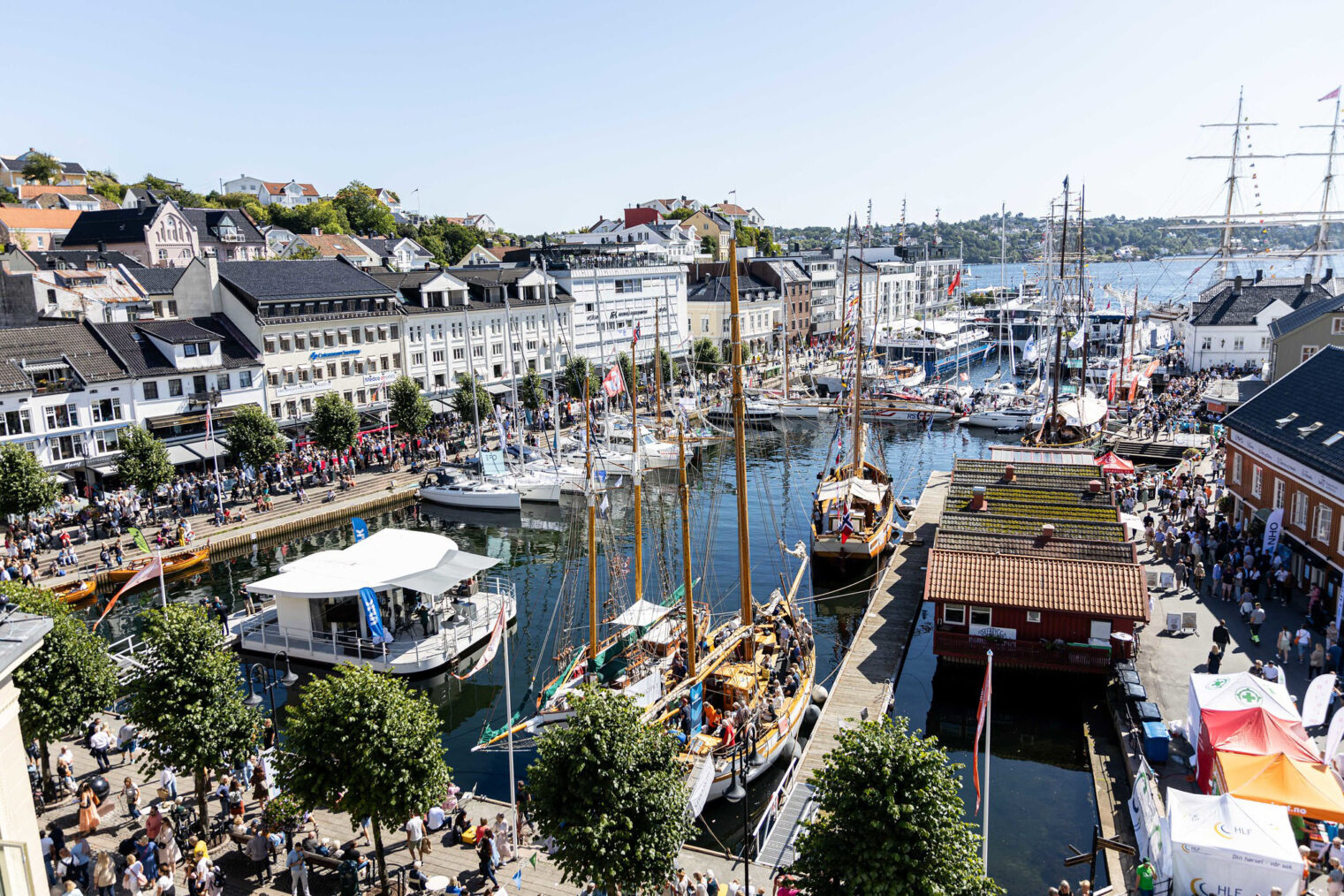 Oversiktsbilde av Pollen i Arendal under Arendalsuka