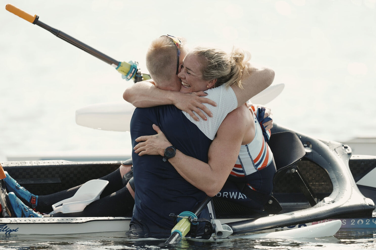 Birgit Skarstein i kajakk klemmer Kjetil Borch.