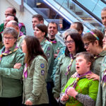 SYNGENDE SPEIDERE: - Ingen kan hjelpe alle, alle kan hjelpe noen, synger De Makalause. (Foto: Knut Sandersen)