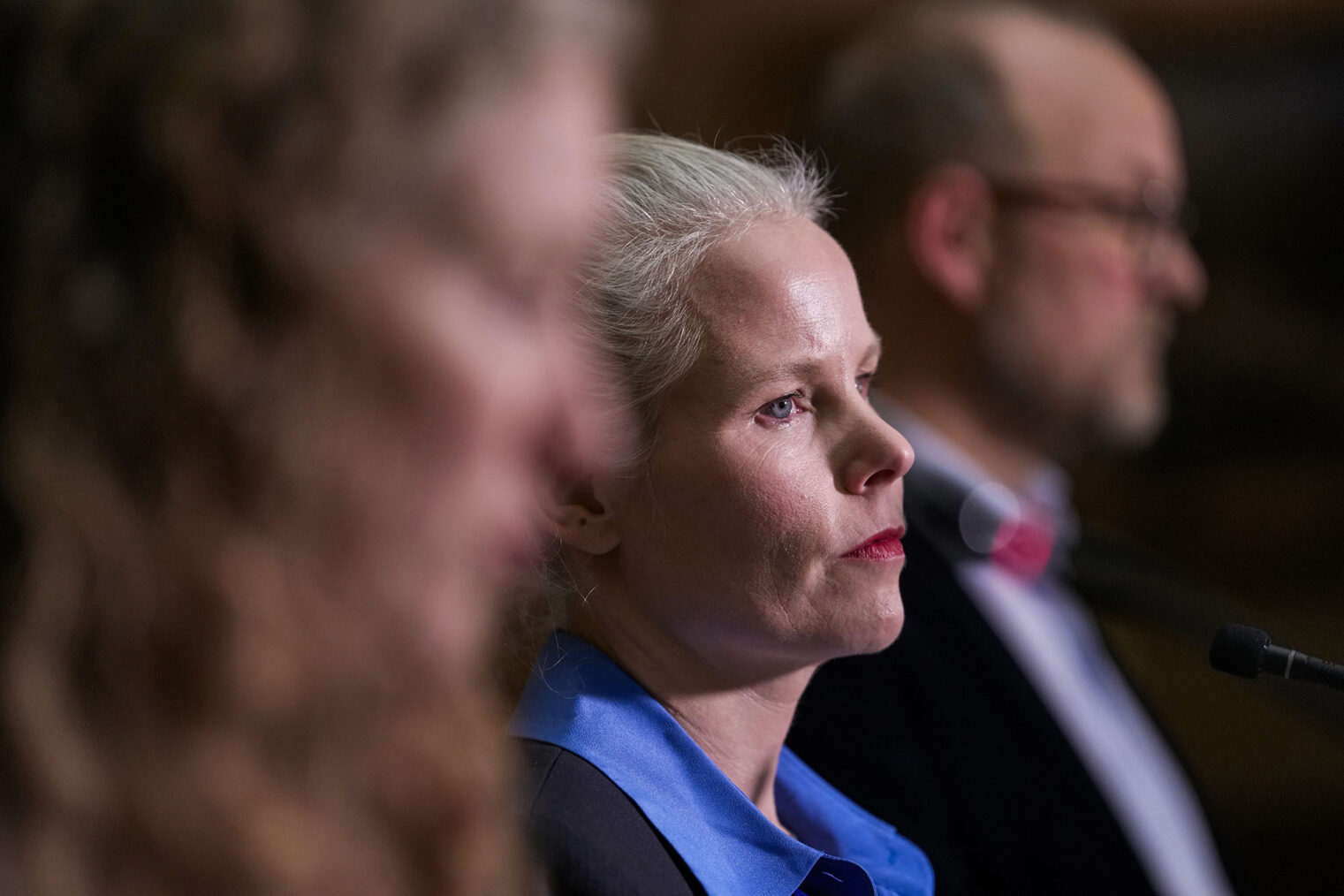 Kirsti Bergsø i profil mellom Tuva Moflag og André Myrvold