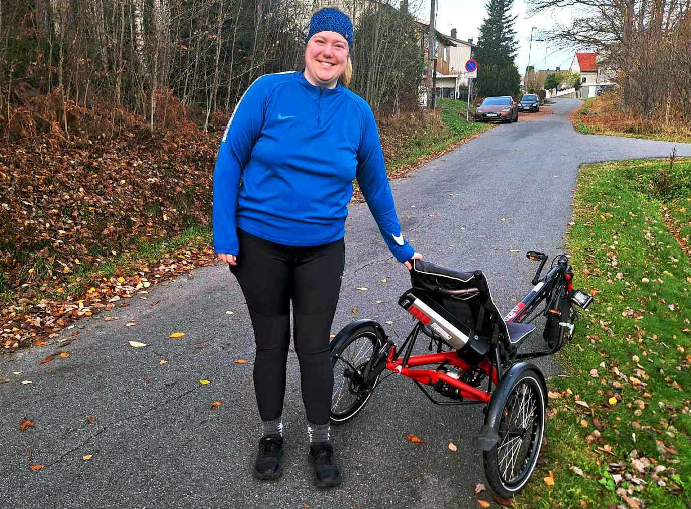 Nadia Kristine Sollie Ødegård ved siden av aktivitetssykkel på skogsvei
