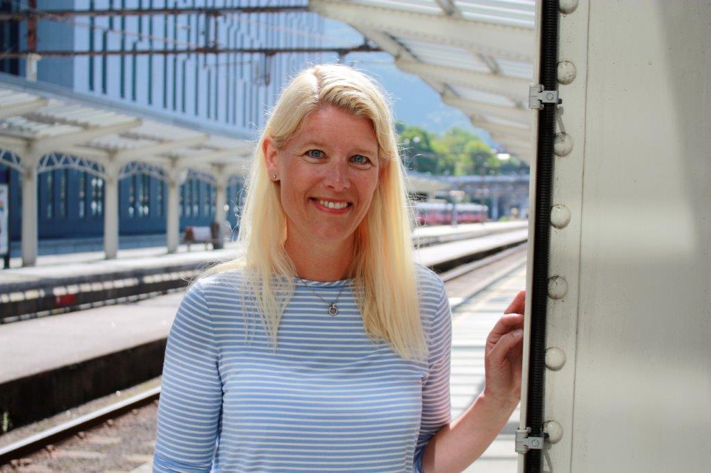 Emmeche Hjemmen på perrongen på Bergen stasjon