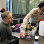 EGENBEREDSKAP: Ida Hauge Dignes, her sammen med assistent Lina, minner om at assistentene må telle med når du handler til beredskapslageret.