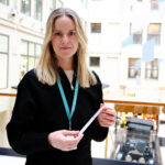 GJØR TESTEN MER TILGJENGELIG: Sara Underland Mjelva viser frem hjemmetesten som gjør det mulig å teste seg for HPV uavhengig av legekontorets tilgjengelighet og helsepersonellets fordomsfrihet.