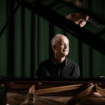 BLIND PIANIST: Ulf Nilsen spiller musikk av Edvard Grieg, Johann Sebastian Bach og Fartein Valen på lørdagens konsert. 
(Foto: Nasjonalbiblioteket)