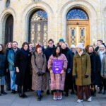 BRED STØTTE: En rekke organisasjoner var representert da Lubna Jaffery tok imot likhetsløftets underskrifter foran Stortinget.
(Foto: UngFunk/Trude Telle)
