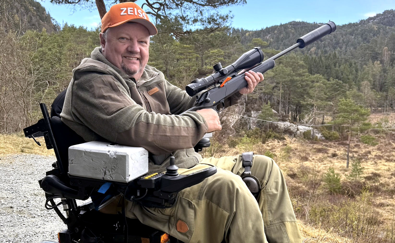 Leif Arild Fjeldheim i rullestol med gevær