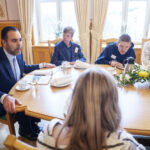 LUNSJ MED STORTINGSPRESIDENTEN: Team Pølsa besøkte stortingspresident  Masud Gharakhani og  Stortinget sammen med foreldre og barn for å møte politikere fra familie- og kulturkomiteen og helse- og omsorgskomiteen, og levere innspill om tiltak for bedre inkludering og tilrettelegging for barn og unge med nedsatt funksjonsevne.
(Foto: Javad Parsa / NTB)