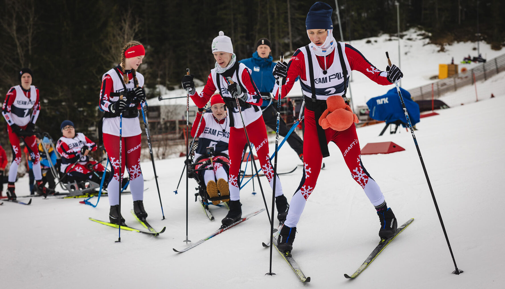 Team Pølsa klare for å sette utfor bakken i Granåsen