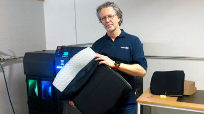 Mike Dongelmans holder en Netti Precision-pute