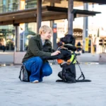 FØLER SEG UØNSKET: Gry Berg har flere ganger opplevd å bli bortvist fra både restauranter, butikker og taxier fordi hun har førerhunden Faxi med seg.
(Foto: Norges Blindeforbund)