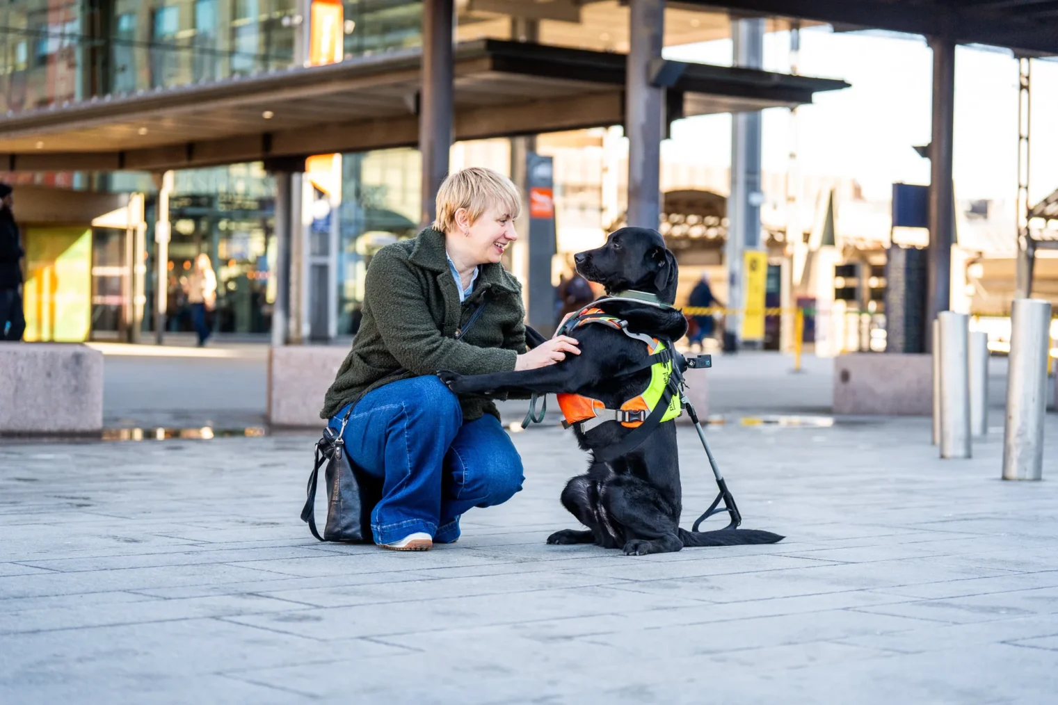 Kvinne med førerhund utenfor Oslo S