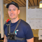 ALTERNATIV TIL HÅNDSTYRING: - For den som ikke kan bruke håndkraft, har vi utviklet en løsning som gjør at man kan bremse med haken, eller overarmen, demonstrerer Bendik Fon.
(Foto: Bjørn Kollerud)