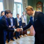 MOTTAKELSE: Prins Sverre Magnus og Kultur- og likestillingsminister Lubna Jaffery mottar den norske troppen og støtteapparatet i regjeringens representasjonsbolig før Special Olympics World Games i Torino 2025.
(Foto: Jonas Been Henriksen / NTB)