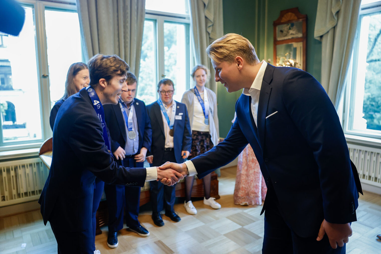 Prins Sverre Magnus håndhilser på Special Olympics deltakere