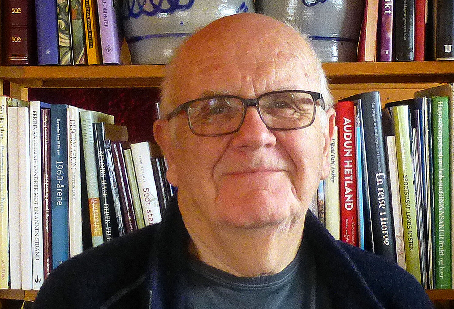 Tor E. Thorsen foran bokhylle