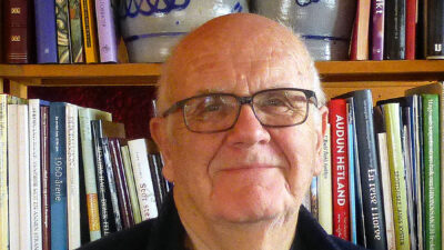 Tor E. Thorsen foran bokhylle
