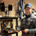 GODE ERFARINGER: Fagsjef Viljar Aasan på Beitostølen Helsesportsenter har brukt 3-D printing til å lage deler gjennom de siste fem årene. Og erfaringene viser at det har vært en god investering.

– Jeg har regnet litt på det. Vi har printet ut 12247 meter, det viser at printeren har gått kontinuerlig i 232 dager, sier han.
(Foto: Bjørn Kollerud)